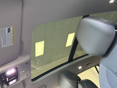 Certified 2026 Volkswagen Tiguan SE w/ Panoramic Sunroof Package FWD image 5