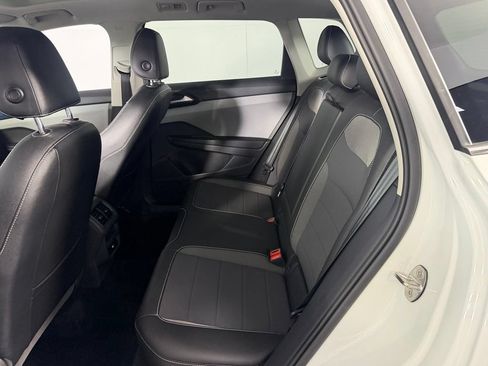 Used 2023 Volkswagen Taos SE w/ Panoramic Sunroof Package FWD image 22