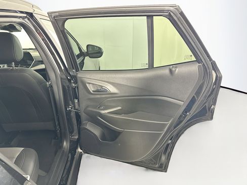 Used 2025 Chevrolet Trax LT FWD image 27