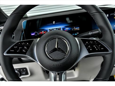 Certified 2025 Mercedes-Benz GLB 250 4MATIC image 18
