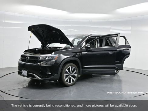 Used 2023 Volkswagen Taos SE w/ Panoramic Sunroof Package image 44