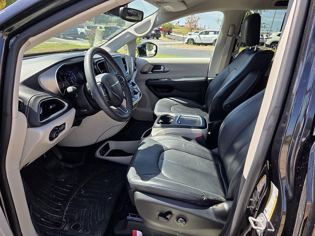 Used 2022 Chrysler Pacifica Touring-L w/ Uconnect Theater Family Group FWD image 12