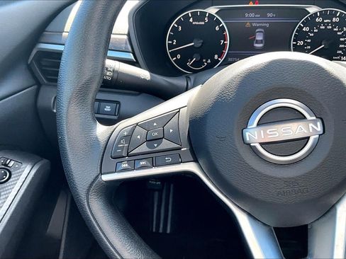 Used 2025 Nissan Altima 2.5 SV FWD image 19