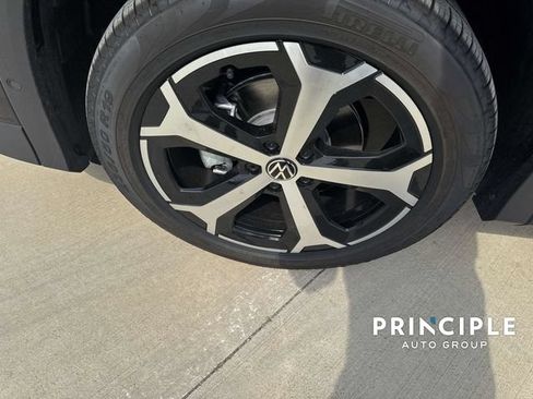 Used 2025 Volkswagen Tiguan SE FWD image 13