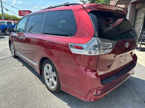 Used 2013 Toyota Sienna SE FWD image 2