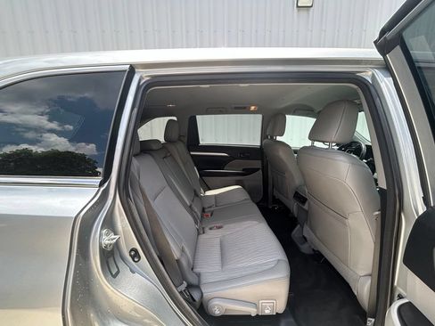 Used 2018 Toyota Highlander Plus w/ Carpet Mat Package (TMS) FWD image 20