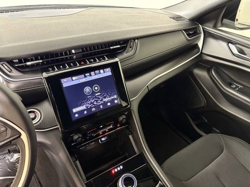 Used 2025 Jeep Grand Cherokee L Laredo image 25