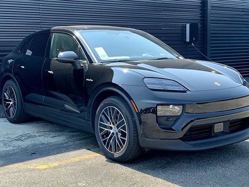 Used 2025 Porsche Macan Electric image 12