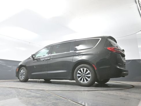 Used 2023 Chrysler Pacifica Touring-L image 31