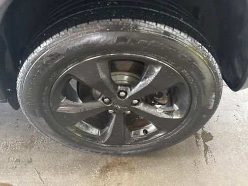 Used 2019 Jeep Cherokee Limited AWD/4WD image 6