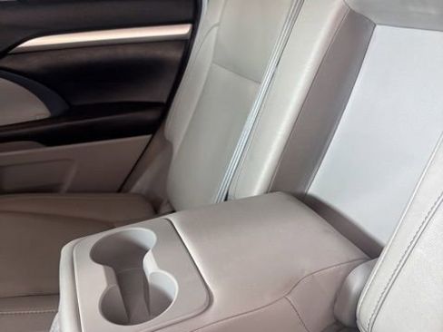 Used 2017 Toyota Highlander XLE FWD image 21