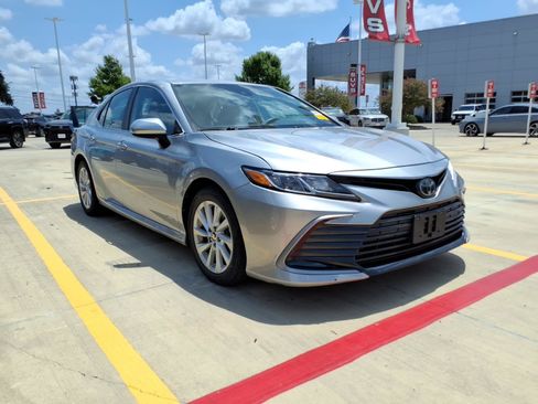 Used 2022 Toyota Camry LE FWD image 2