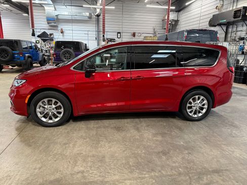 Certified 2024 Chrysler Pacifica Touring-L AWD/4WD image 28