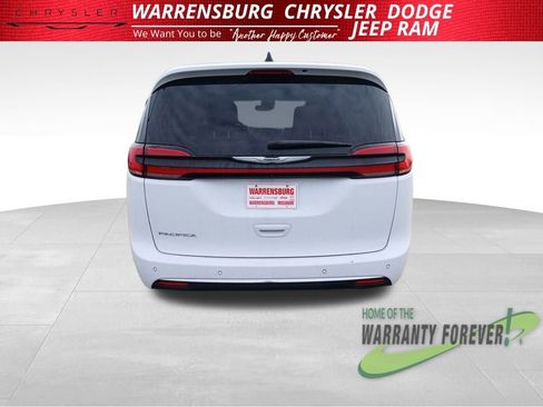 Used 2023 Chrysler Pacifica Touring-L image 5