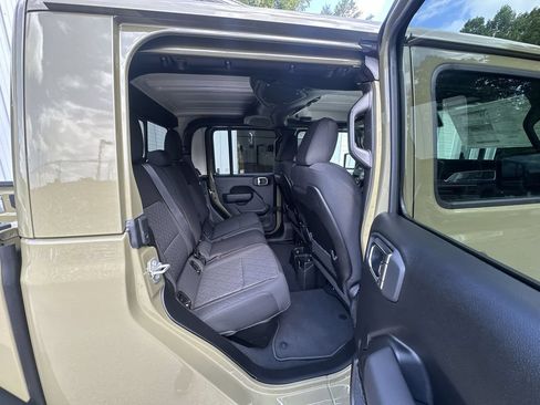 Used 2025 Jeep Gladiator Mojave AWD/4WD image 13
