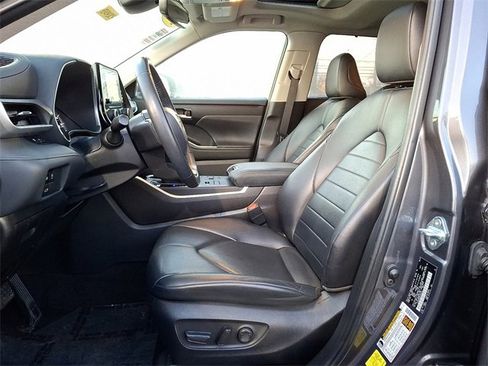 Certified 2023 Toyota Highlander XLE image 19