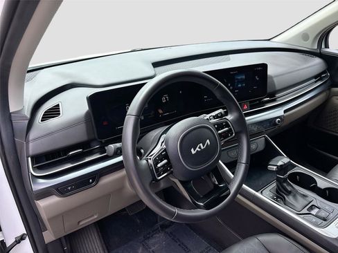 Used 2025 Kia Carnival FWD image 9