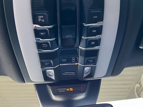 Used 2018 Porsche Macan suv image 40