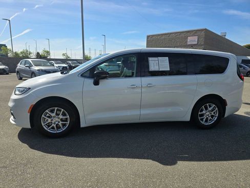 Used 2024 Chrysler Pacifica Touring-L FWD image 6