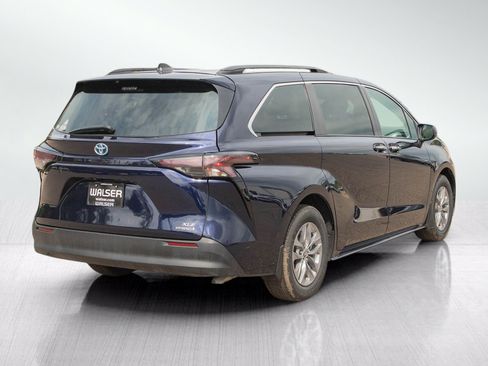 Used 2023 Toyota Sienna XLE FWD image 5