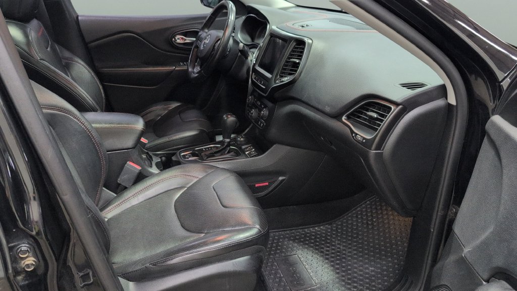 Used 2019 Jeep Cherokee Trailhawk AWD/4WD image 25