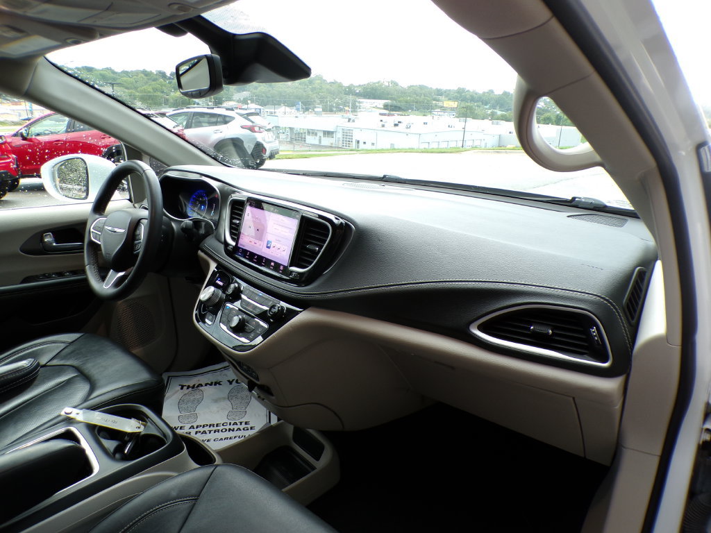 Used 2022 Chrysler Pacifica Touring-L FWD image 14