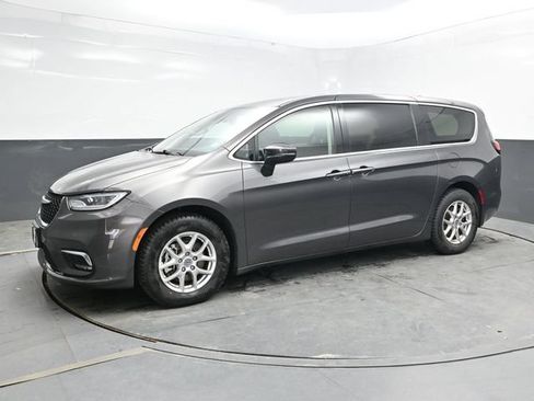 Used 2023 Chrysler Pacifica Touring-L FWD image 3