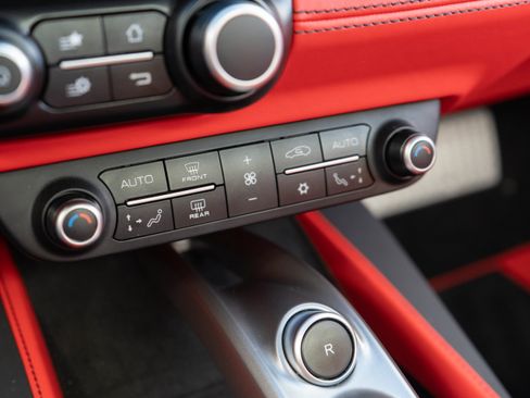 Used 2019 Ferrari Portofino RWD image 23