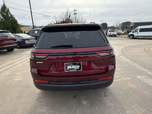 Used 2024 Jeep Grand Cherokee Altitude image 9