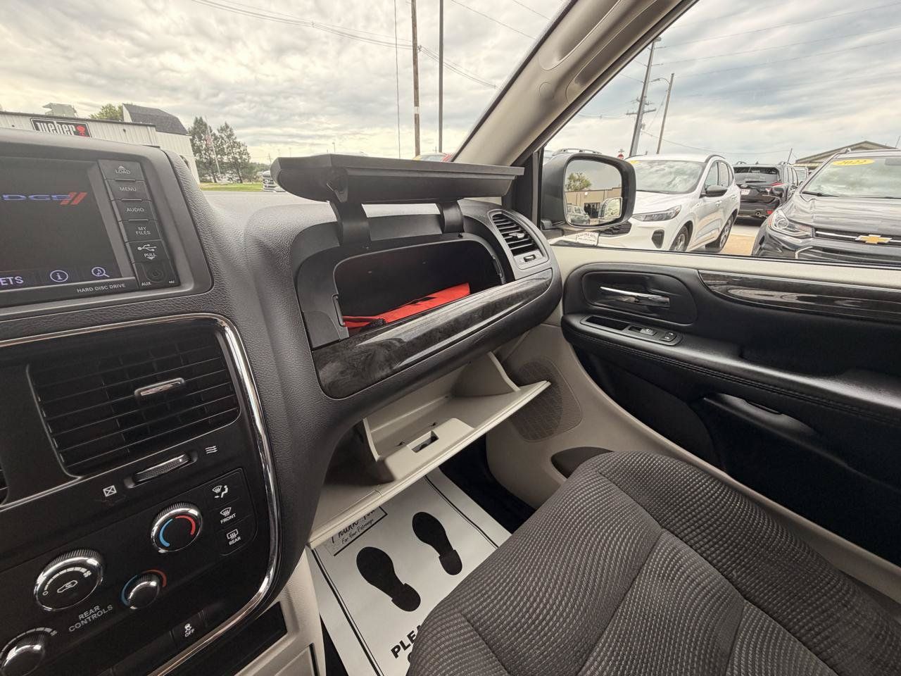 Used 2020 Dodge Grand Caravan SE w/ Rear Park Assist Package FWD image 22