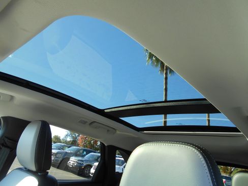 Used 2025 Ford Escape SE w/ PHEV Premium Package image 12