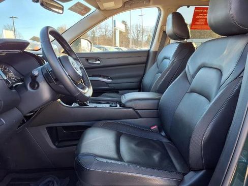 Certified 2025 Nissan Pathfinder SL image 6