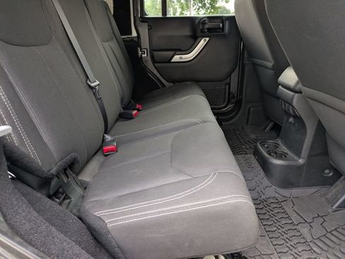 Used 2017 Jeep Wrangler Unlimited Sahara w/ Connectivity Group AWD/4WD image 27