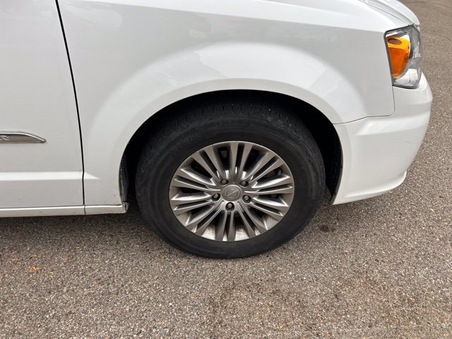 Used 2016 Chrysler Town & Country Touring-L FWD image 3