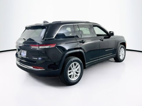 Used 2023 Jeep Grand Cherokee Laredo image 5