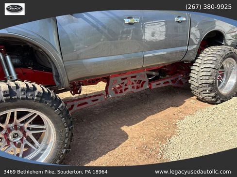 Used 2017 Nissan Titan SV image 5