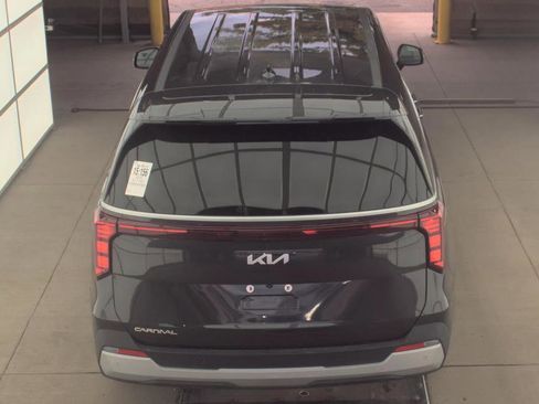 Used 2025 Kia Carnival FWD image 5