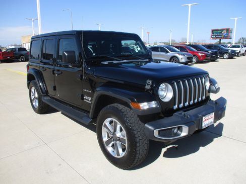 Used 2018 Jeep Wrangler Unlimited Sahara AWD/4WD image 8