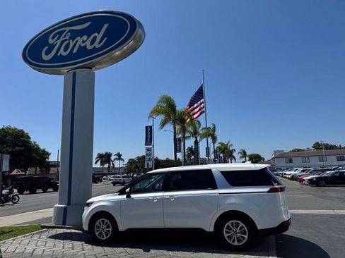 Used 2023 Kia Carnival LX FWD image 24