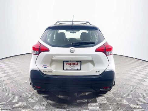 Certified 2018 Nissan Kicks SV image 5