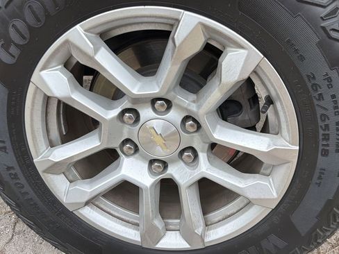 Used 2022 Chevrolet Silverado 1500 LT AWD/4WD image 7