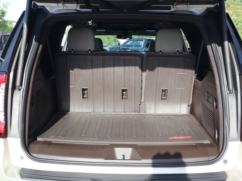 Used 2022 GMC Yukon XL SLT w/ SLT Luxury Package RWD image 34