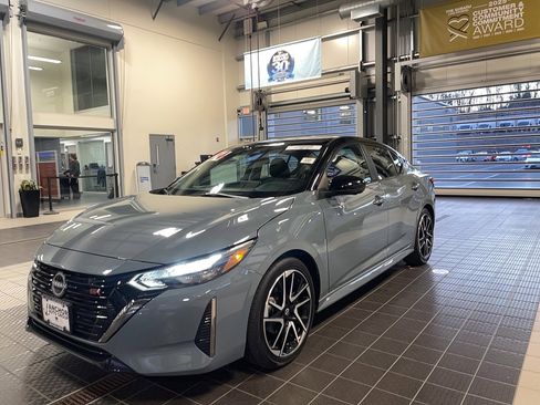 Used 2024 Nissan Sentra SR w/ SR Premium Package image 3