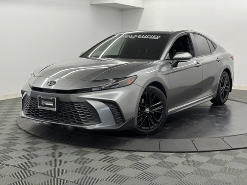 Used 2025 Toyota Camry SE w/ Convenience Package FWD image 3