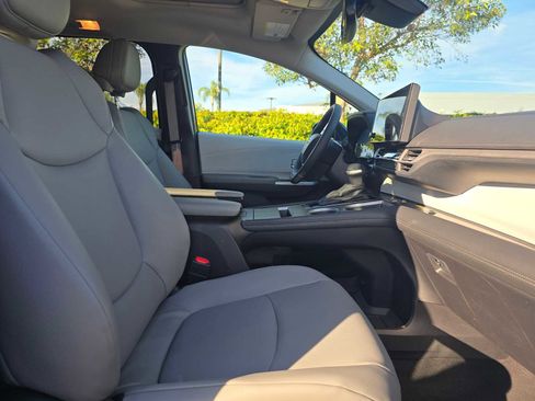 Used 2025 Toyota Sienna XLE image 11