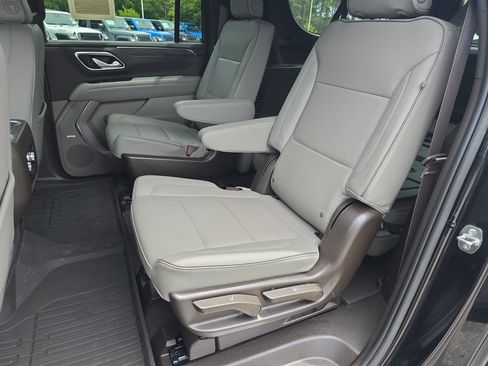 Used 2022 GMC Yukon XL SLT w/ SLT Luxury Package AWD/4WD image 17