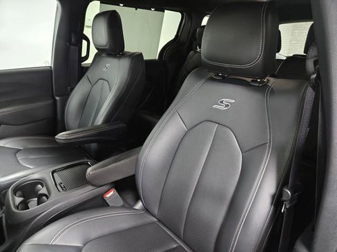 Used 2024 Chrysler Pacifica Touring-L w/ S Appearance Package AWD/4WD image 11
