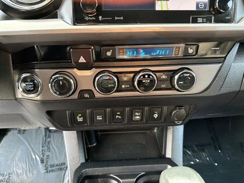 Used 2017 Toyota Tacoma TRD Off-Road w/ Premium & Technology Package AWD/4WD image 18