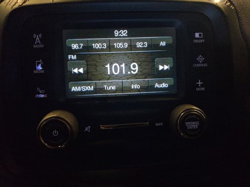 Used 2015 Jeep Renegade Latitude FWD image 25
