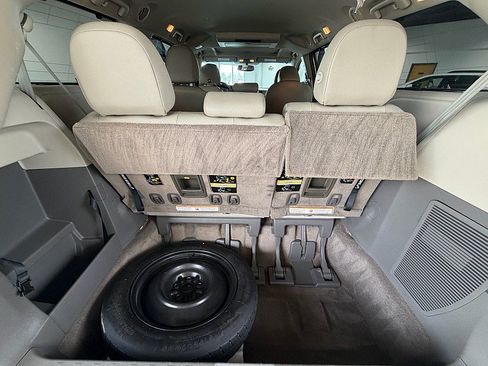 Used 2016 Toyota Sienna XLE Premium FWD image 7